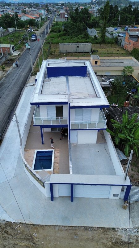 SOBRADO BEM LOCALIZADO - Caraguatatuba - 