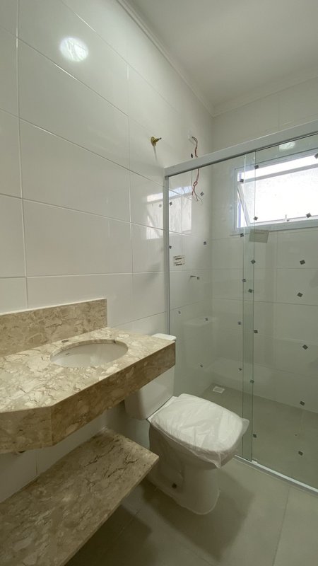 SOBRADO BEM LOCALIZADO - Caraguatatuba - 