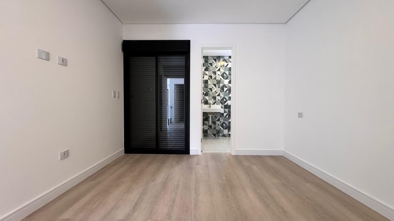 Sobrado 3 dormit&oacute;rios sendo 3 su&iacute;tes + 4 vagas de garagem  Guarulhos - 