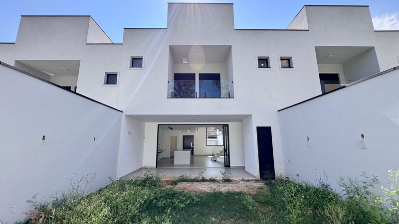 Sobrado 3 dormit&oacute;rios sendo 3 su&iacute;tes + 4 vagas de garagem  Guarulhos - 