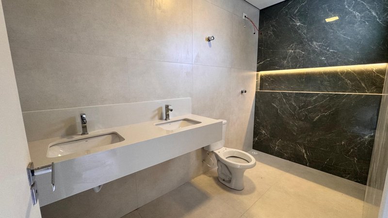 Sobrado 3 dormit&oacute;rios sendo 3 su&iacute;tes + 4 vagas de garagem  Guarulhos - 