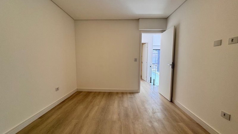 Sobrado 3 dormit&oacute;rios sendo 3 su&iacute;tes + 4 vagas de garagem  Guarulhos - 