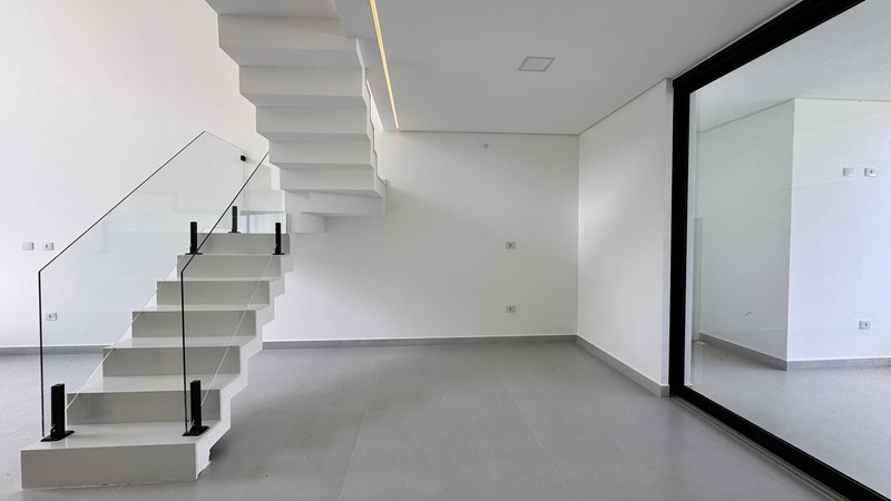 Sobrado 3 dormit&oacute;rios sendo 3 su&iacute;tes + 4 vagas de garagem  Guarulhos - 