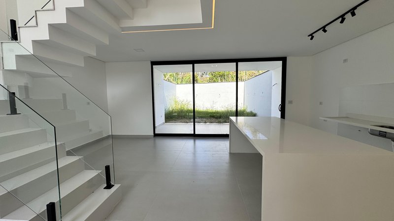 Sobrado 3 dormit&oacute;rios sendo 3 su&iacute;tes + 4 vagas de garagem  Guarulhos - 