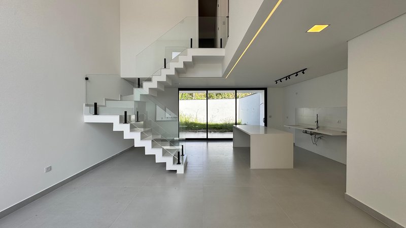 Sobrado 3 dormit&oacute;rios sendo 3 su&iacute;tes + 4 vagas de garagem  Guarulhos - 