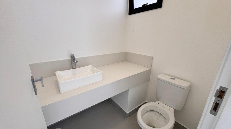 Sobrado 3 dormit&oacute;rios sendo 3 su&iacute;tes + 4 vagas de garagem  Guarulhos - 