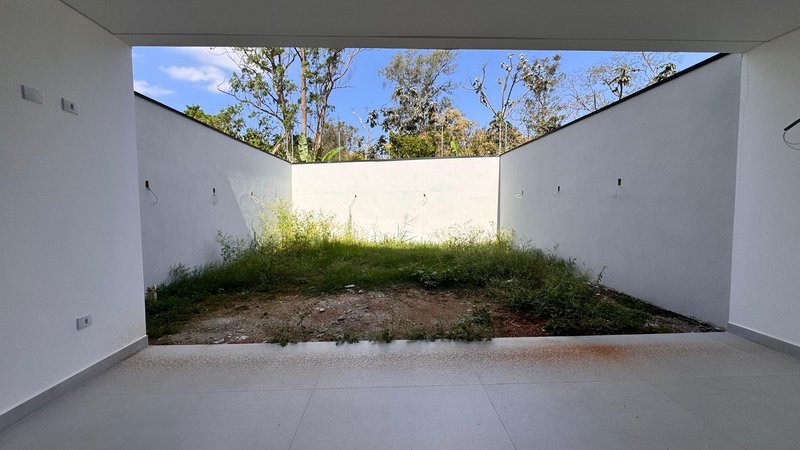 Sobrado 3 dormit&oacute;rios sendo 3 su&iacute;tes + 4 vagas de garagem  Guarulhos - 