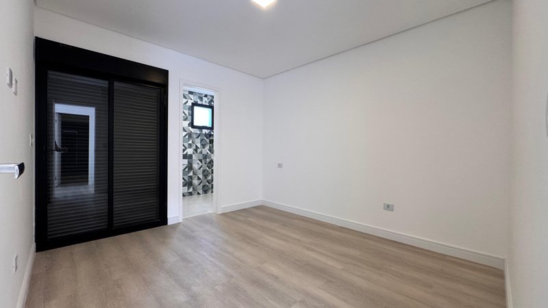 Sobrado 3 dormit&oacute;rios sendo 3 su&iacute;tes + 4 vagas de garagem  Guarulhos - 