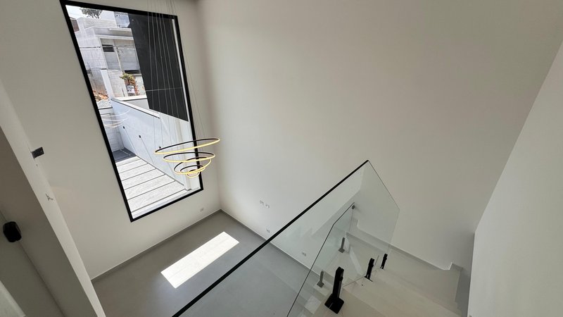 Sobrado 3 dormit&oacute;rios sendo 3 su&iacute;tes + 4 vagas de garagem  Guarulhos - 