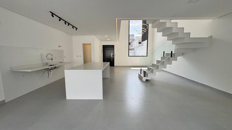 Sobrado 3 dormit&oacute;rios sendo 3 su&iacute;tes + 4 vagas de garagem  Guarulhos - 