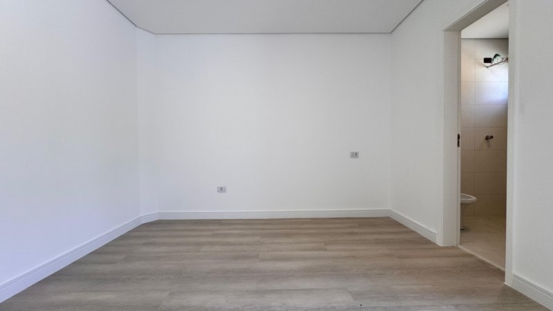 Sobrado 3 dormit&oacute;rios sendo 3 su&iacute;tes + 4 vagas de garagem  Guarulhos - 