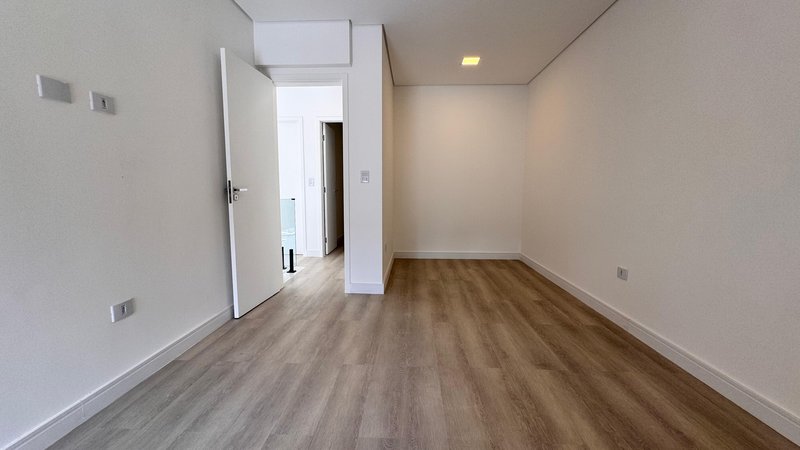 Sobrado 3 dormit&oacute;rios sendo 3 su&iacute;tes + 4 vagas de garagem  Guarulhos - 