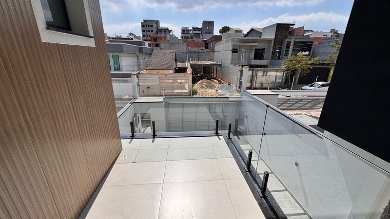 Sobrado 3 dormit&oacute;rios sendo 3 su&iacute;tes + 4 vagas de garagem  Guarulhos - 