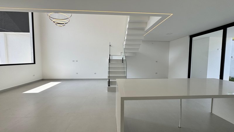 Sobrado 3 dormit&oacute;rios sendo 3 su&iacute;tes + 4 vagas de garagem  Guarulhos - 