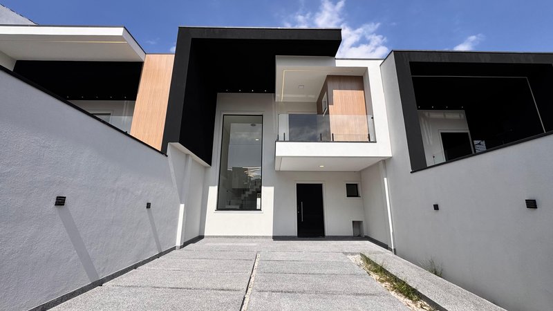 Sobrado 3 dormit&oacute;rios sendo 3 su&iacute;tes + 4 vagas de garagem  Guarulhos - 