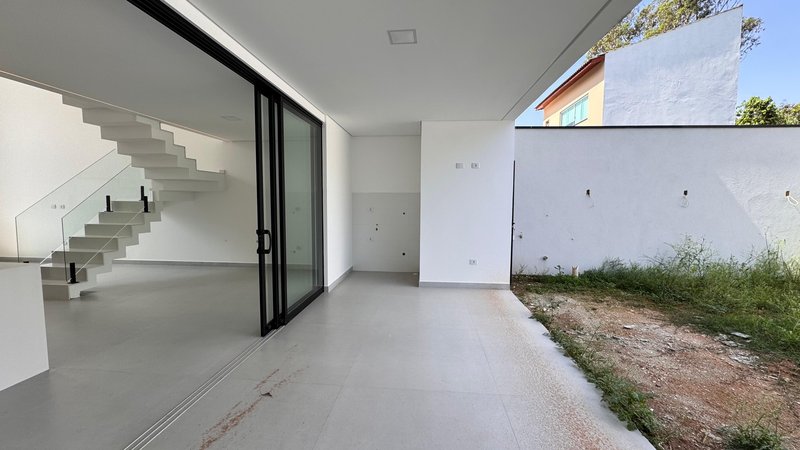 Sobrado 3 dormit&oacute;rios sendo 3 su&iacute;tes + 4 vagas de garagem  Guarulhos - 