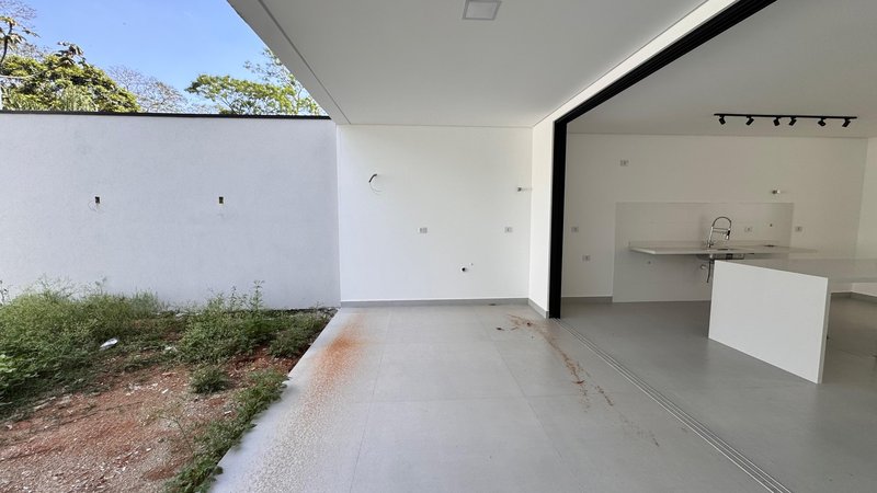 Sobrado 3 dormit&oacute;rios sendo 3 su&iacute;tes + 4 vagas de garagem  Guarulhos - 