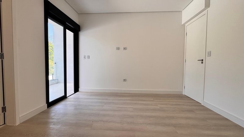 Sobrado 3 dormit&oacute;rios sendo 3 su&iacute;tes + 4 vagas de garagem  Guarulhos - 