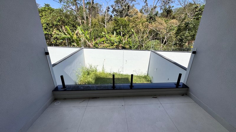 Sobrado 3 dormit&oacute;rios sendo 3 su&iacute;tes + 4 vagas de garagem  Guarulhos - 