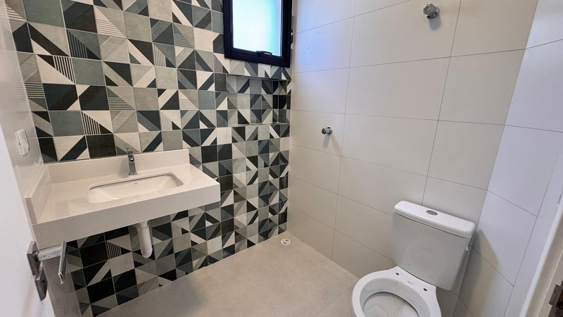 Sobrado 3 dormit&oacute;rios sendo 3 su&iacute;tes + 4 vagas de garagem  Guarulhos - 