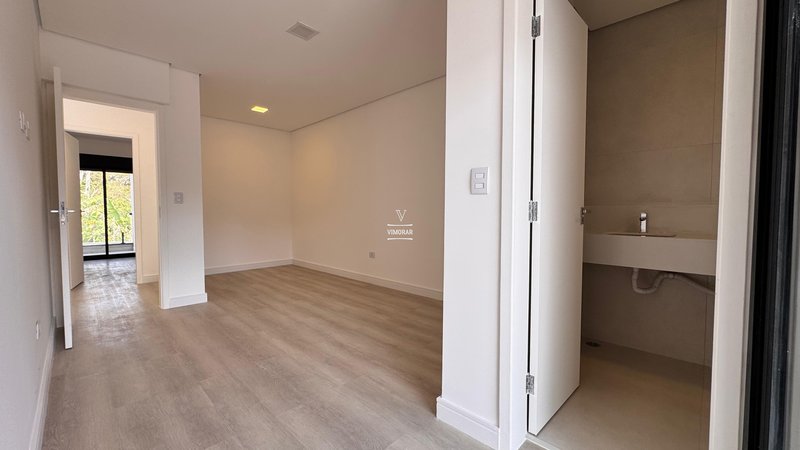 Sobrado 3 dormit&oacute;rios sendo 3 su&iacute;tes + 4 vagas de garagem  Guarulhos - 