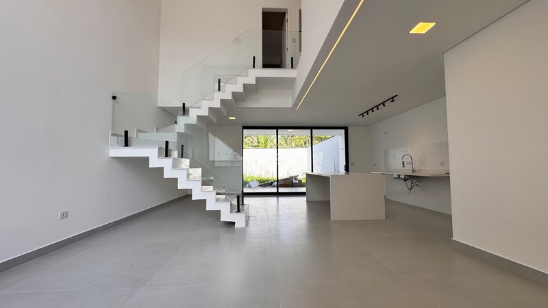 Sobrado 3 dormit&oacute;rios sendo 3 su&iacute;tes + 4 vagas de garagem  Guarulhos - 