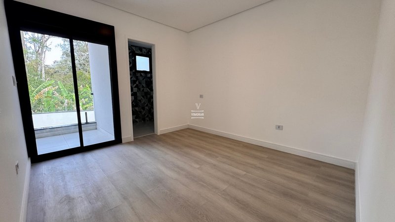 Sobrado 3 dormit&oacute;rios sendo 3 su&iacute;tes + 4 vagas de garagem  Guarulhos - 