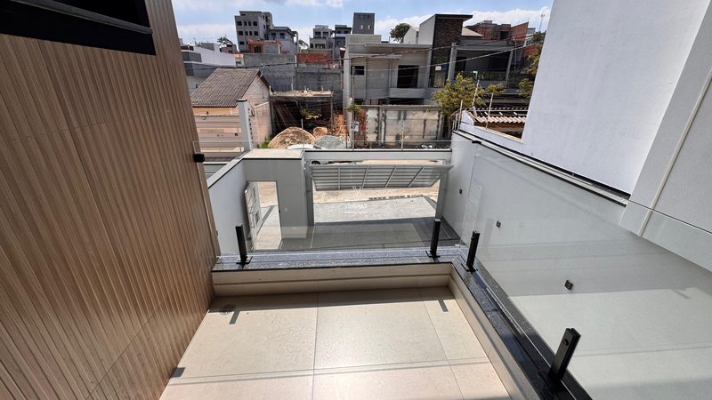 Sobrado 3 dormit&oacute;rios sendo 3 su&iacute;tes + 4 vagas de garagem  Guarulhos - 