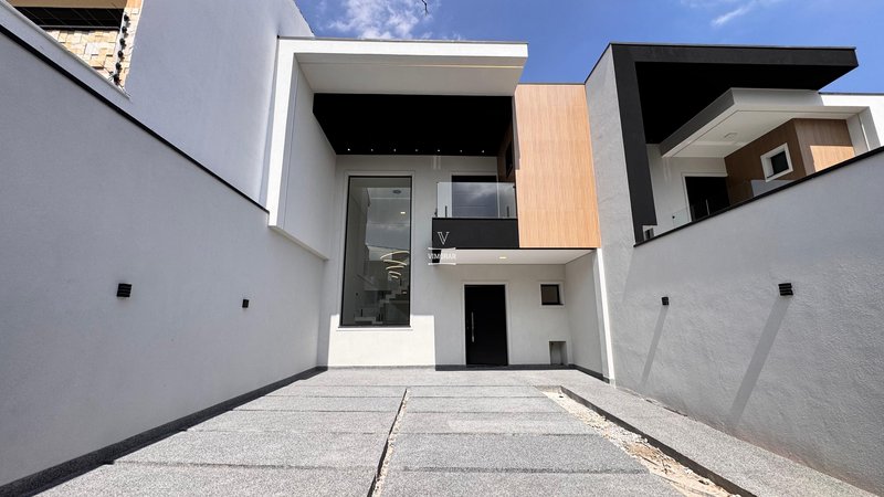 Sobrado 3 dormit&oacute;rios sendo 3 su&iacute;tes + 4 vagas de garagem  Guarulhos - 