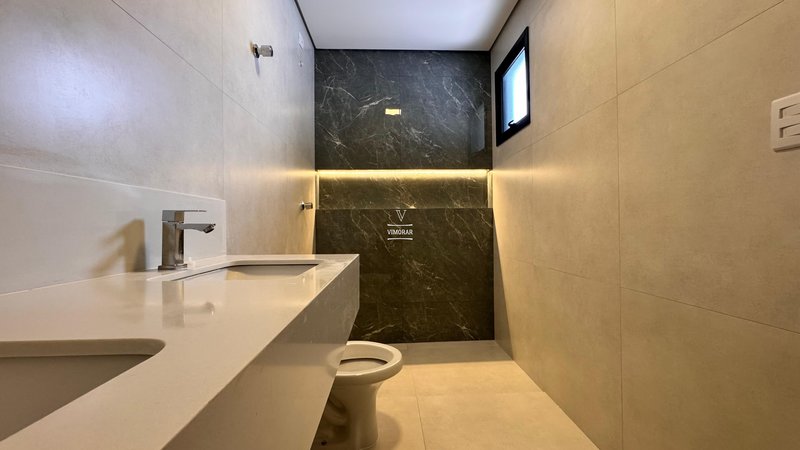 Sobrado 3 dormit&oacute;rios sendo 3 su&iacute;tes + 4 vagas de garagem  Guarulhos - 