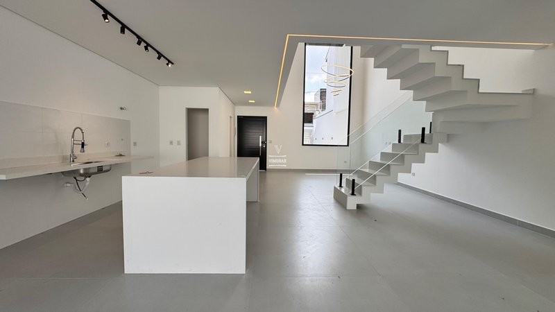 Sobrado 3 dormit&oacute;rios sendo 3 su&iacute;tes + 4 vagas de garagem  Guarulhos - 