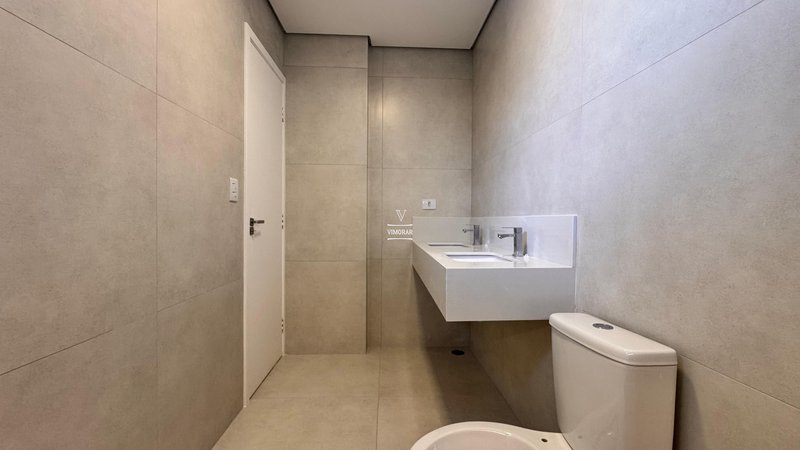 Sobrado 3 dormit&oacute;rios sendo 3 su&iacute;tes + 4 vagas de garagem  Guarulhos - 