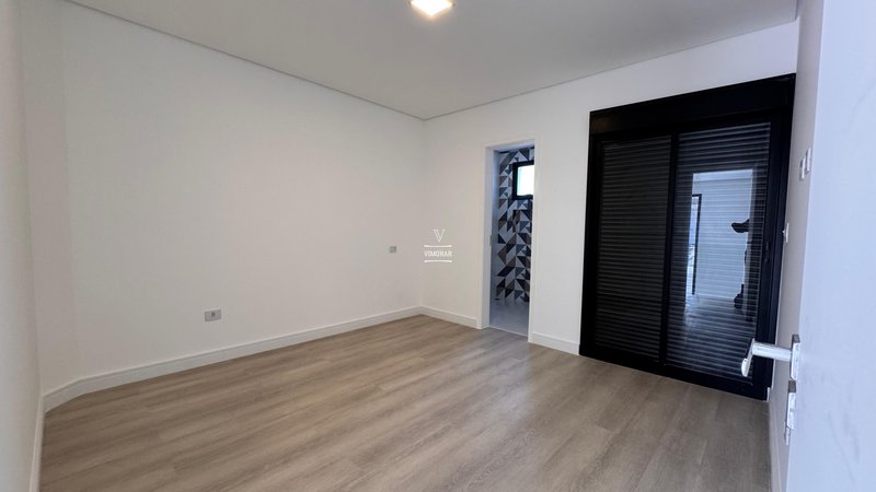 Sobrado 3 dormit&oacute;rios sendo 3 su&iacute;tes + 4 vagas de garagem  Guarulhos - 