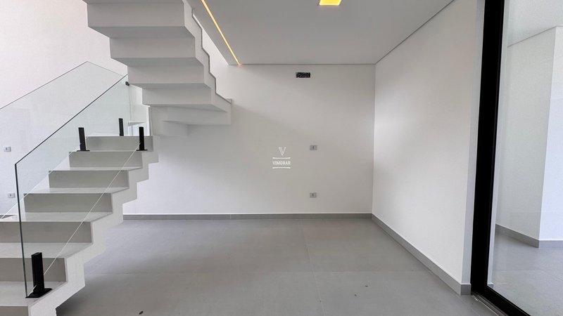 Sobrado 3 dormit&oacute;rios sendo 3 su&iacute;tes + 4 vagas de garagem  Guarulhos - 