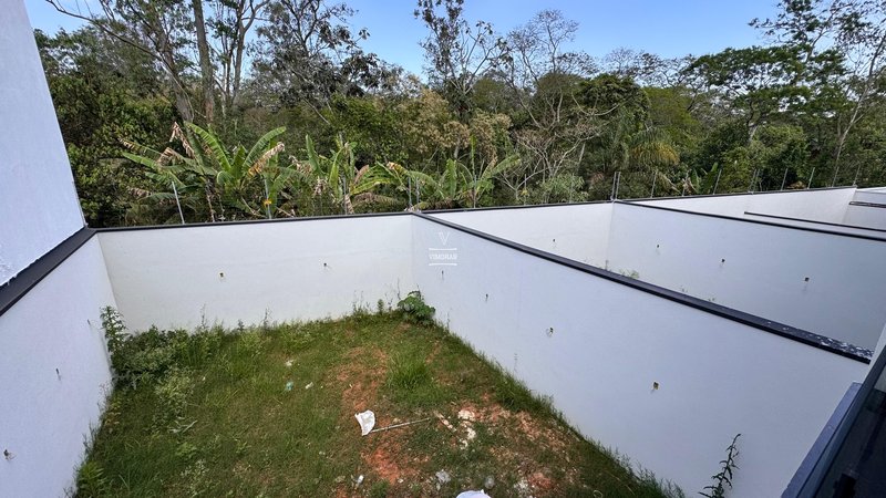 Sobrado 3 dormit&oacute;rios sendo 3 su&iacute;tes + 4 vagas de garagem  Guarulhos - 