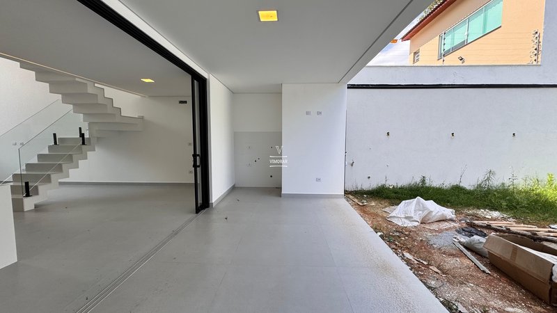 Sobrado 3 dormit&oacute;rios sendo 3 su&iacute;tes + 4 vagas de garagem  Guarulhos - 