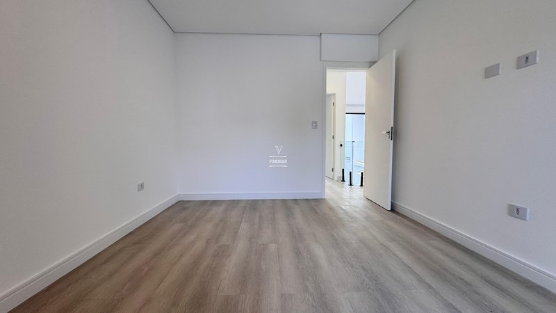 Sobrado 3 dormit&oacute;rios sendo 3 su&iacute;tes + 4 vagas de garagem  Guarulhos - 