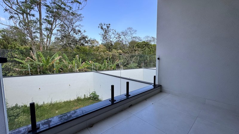 Sobrado 3 dormit&oacute;rios sendo 3 su&iacute;tes + 4 vagas de garagem  Guarulhos - 