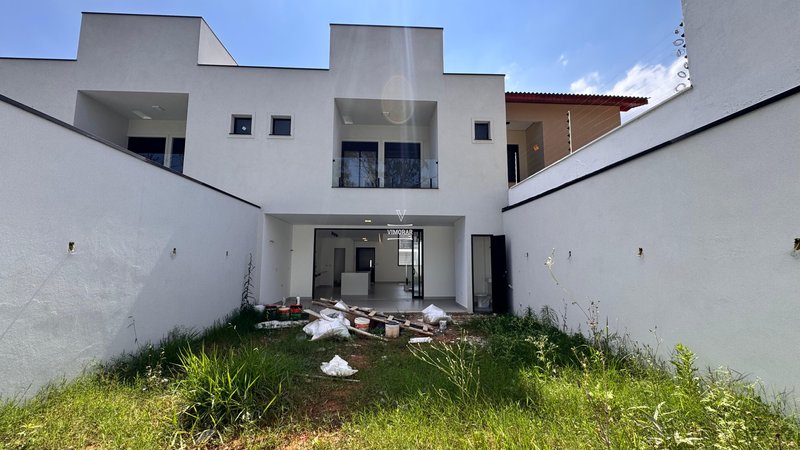 Sobrado 3 dormit&oacute;rios sendo 3 su&iacute;tes + 4 vagas de garagem  Guarulhos - 