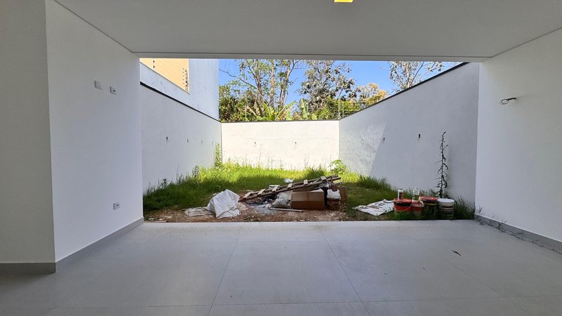 Sobrado 3 dormit&oacute;rios sendo 3 su&iacute;tes + 4 vagas de garagem  Guarulhos - 