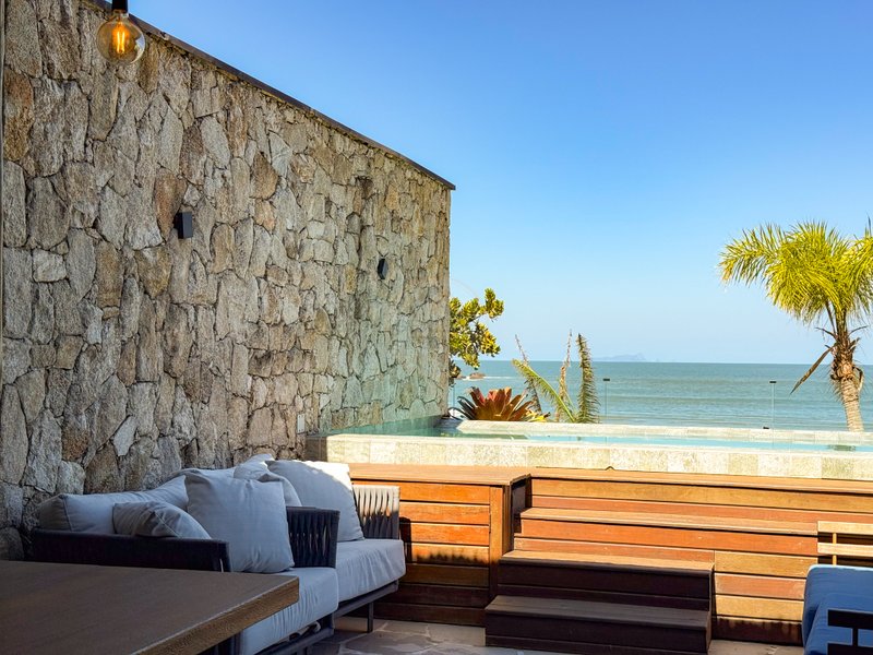 Casa Frente ao Mar na Praia de Juquehy com 4 Suítes - LOCAÇÃO DIÁRIA  São Sebastião - 