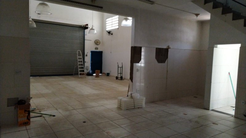 Galpão comercial com mezanino e amplo terreno - Mogi das Cruzes - 