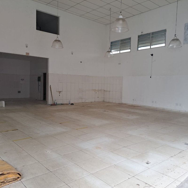 Galpão comercial com mezanino e amplo terreno - Mogi das Cruzes - 