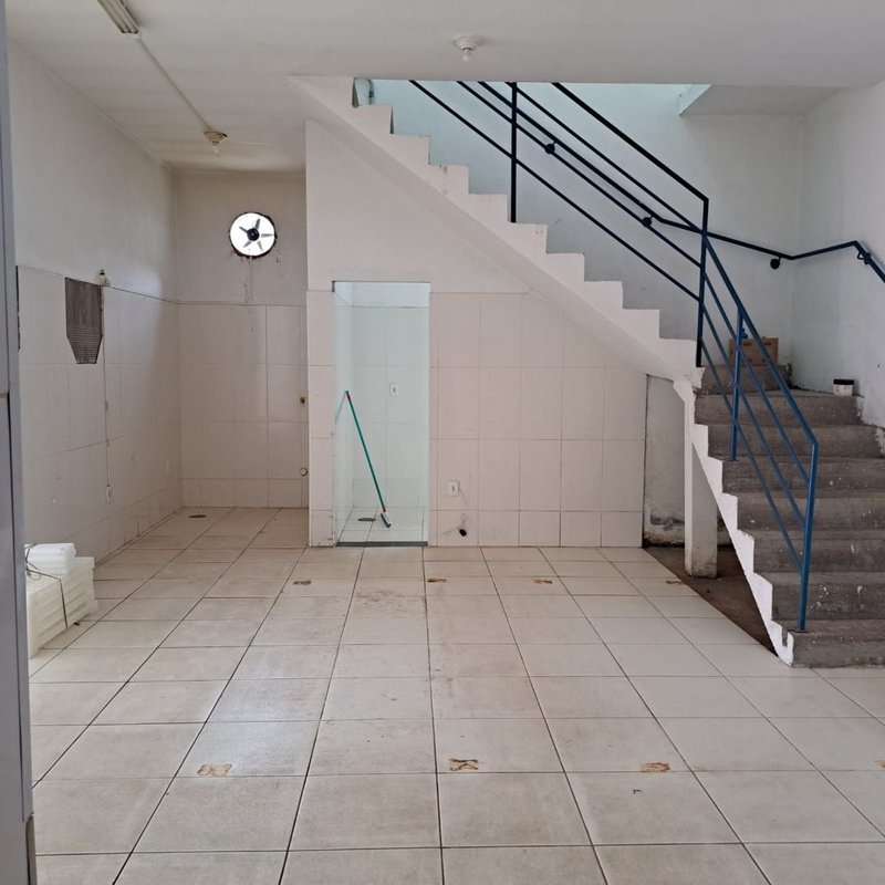 Galpão comercial com mezanino e amplo terreno - Mogi das Cruzes - 