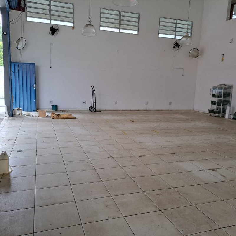 Galpão comercial com mezanino e amplo terreno - Mogi das Cruzes - 