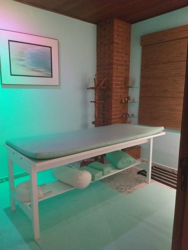 Casa térrea com 03 dormitórios, suíte com banheira, ampla cozinha - Mogi das Cruzes - 