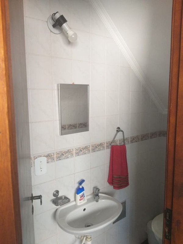 Casa térrea com 03 dormitórios, suíte com banheira, ampla cozinha - Mogi das Cruzes - 