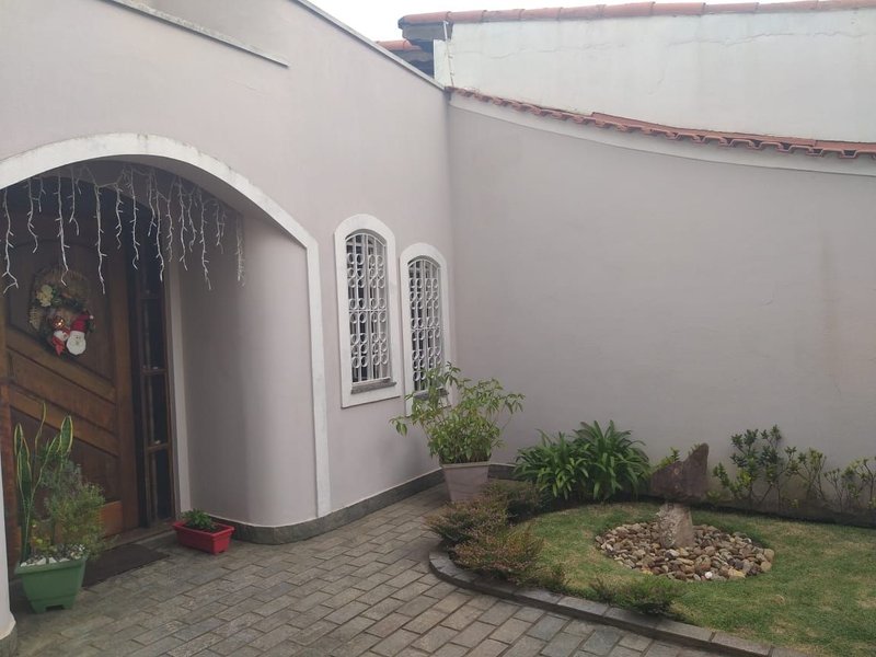 Casa térrea com 03 dormitórios, suíte com banheira, ampla cozinha - Mogi das Cruzes - 