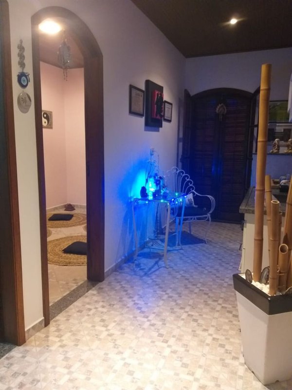 Casa térrea com 03 dormitórios, suíte com banheira, ampla cozinha - Mogi das Cruzes - 