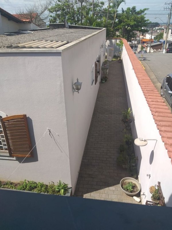 Casa térrea com 03 dormitórios, suíte com banheira, ampla cozinha - Mogi das Cruzes - 